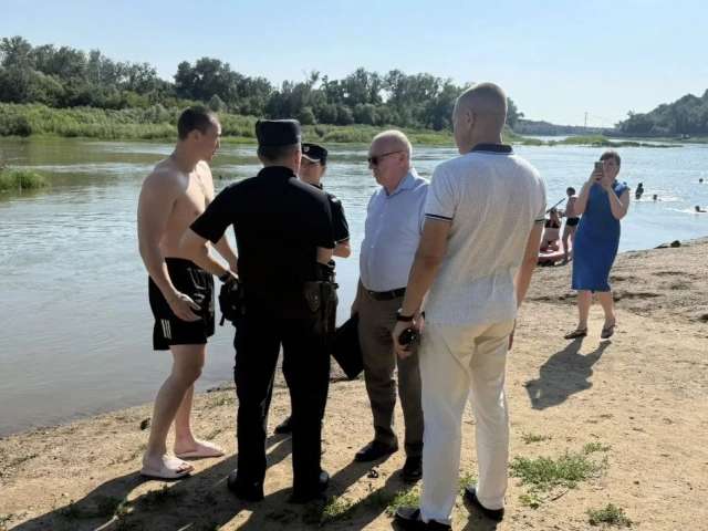 Пятеро оренбуржцев получили протоколы за купание в запрещённом месте на Урале