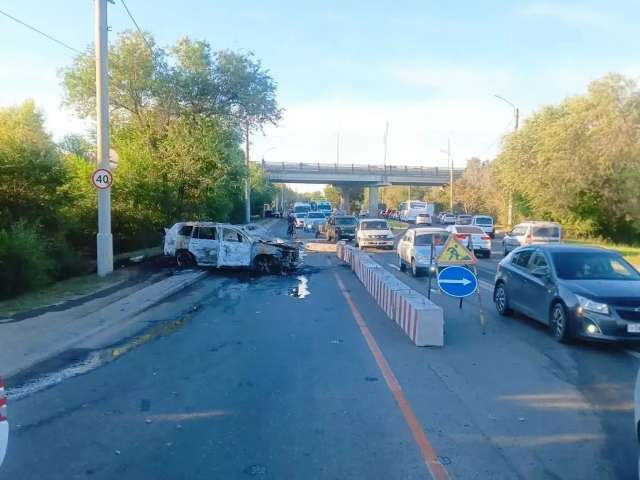  В Оренбурге иномарка на скорости влетела в бетонное ограждение. Пострадали трое человек