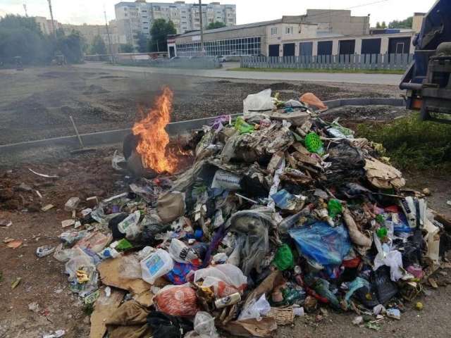В Оренбурге прямо во время движения в кузове мусоровоза загорелись отходы