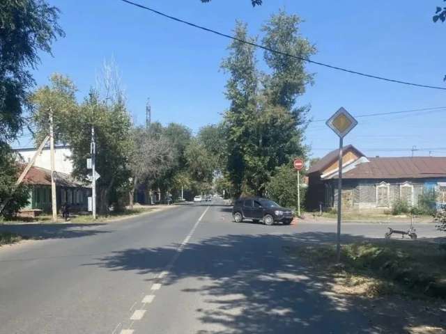 В Оренбурге автомобиль при повороте наехал на электросамокат