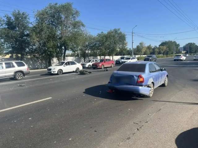 В Оренбурге иномарка при развороте сбила питбайкера. Мужчина госпитализирован