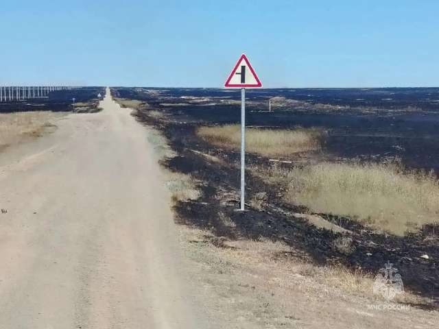 На востоке Оренбуржья горит сухая трава. Огнеборцы борются с огнем уже больше 18 часов