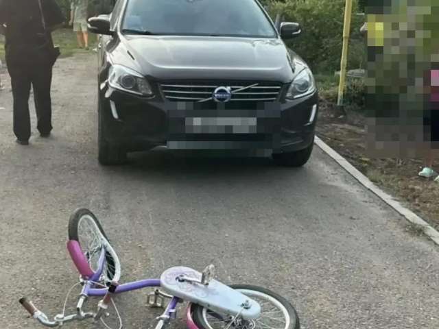 В Красногвардейском районе 5-летняя девочка пострадала под колесами Volvo
