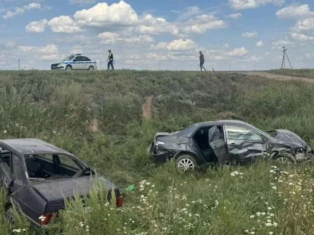 В Адамовском районе столкнулись два автомобиля, пострадали три человека
