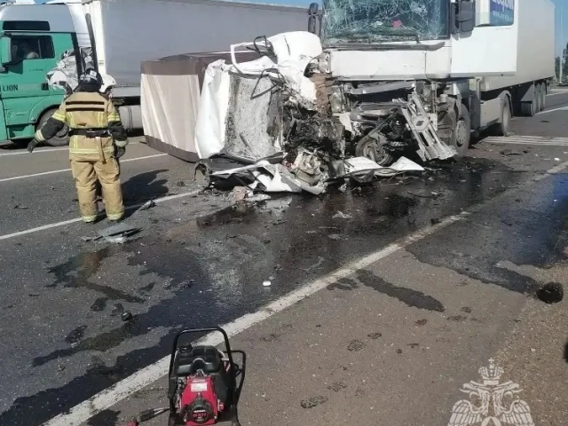 Трагедия в Переволоцком районе: в аварии с грузовиками погибли два человека