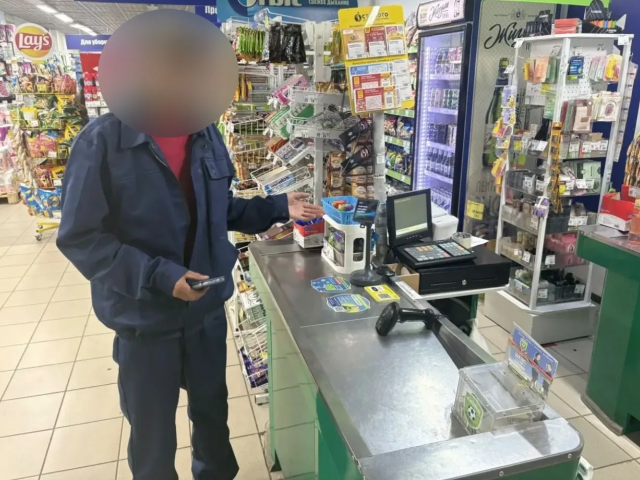 В Оренбурге задержали двоих мужчин за траты с найденной банковской карты
