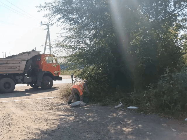 В Новотроицке убирают стихийные свалки возле контейнерных площадок