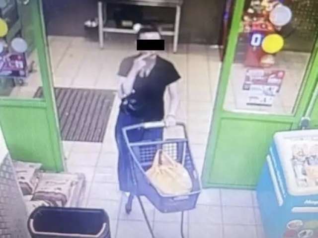 В Тюльгане девушка шесть дней выносила продукты из магазина