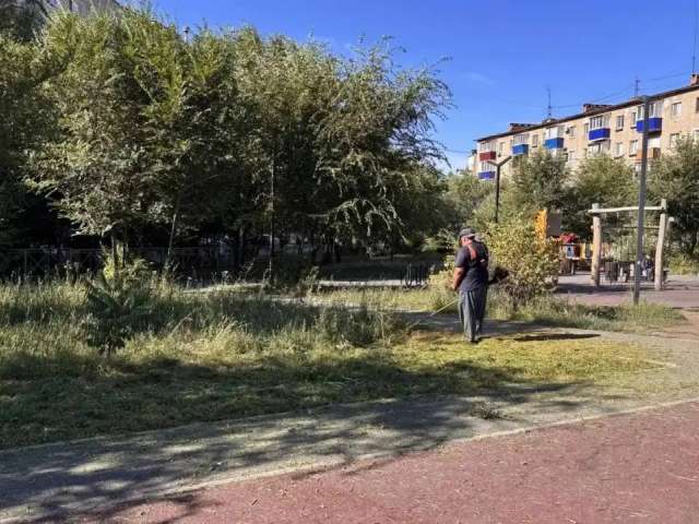 В Новотроицке косят траву и проводят обрезку деревьев