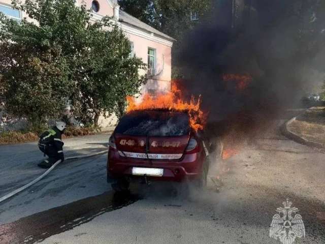 В Орске во время движения загорелась легковушка