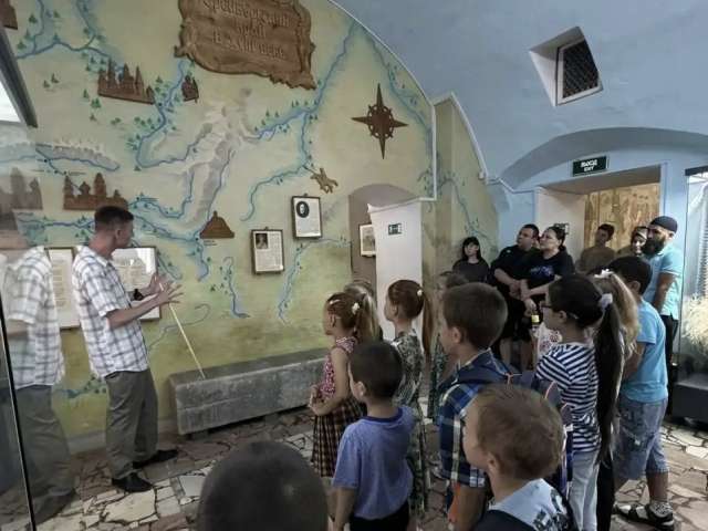 В Оренбурге будущим первоклассникам вручили 40 школьных ранцев