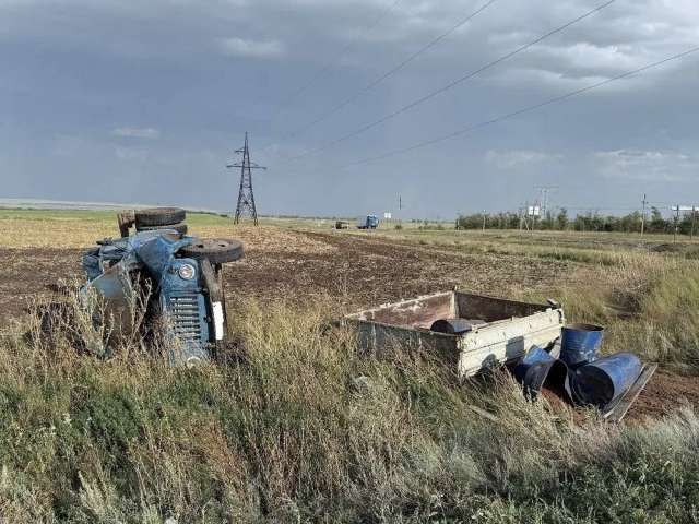 В Сорочинском округе грузовик съехал в кювет и опрокинулся, пострадал водитель