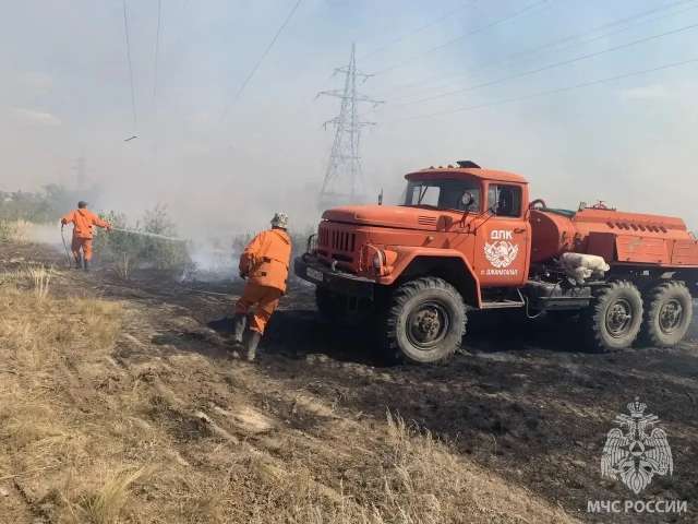 В Орском городском округе ликвидируют ландшафтный пожар