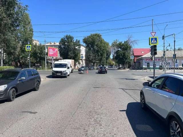 В Оренбурге на улице Цвиллинга «Опель» столкнулся с питбайком, есть пострадавший