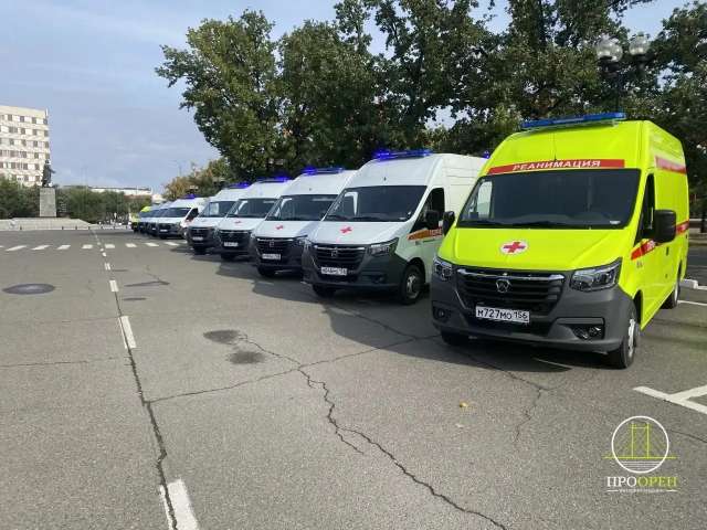 Оренбургские «скоряки» получили новые автомобили скорой помощи и награды