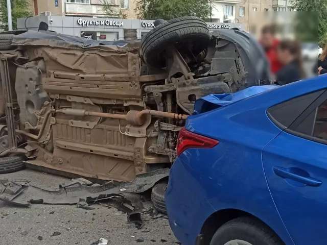 В Оренбурге столкнулись две иномарки, одна из машин перевернулась. Пострадали трое человек