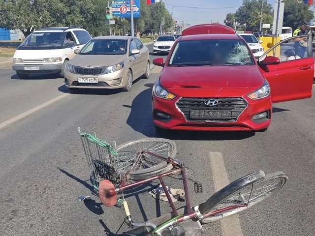 В Оренбурге иномарка на светофоре сбила велосипедиста