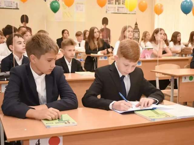 В Оренбурге 1 сентября за парты сели 76 тысяч ребят