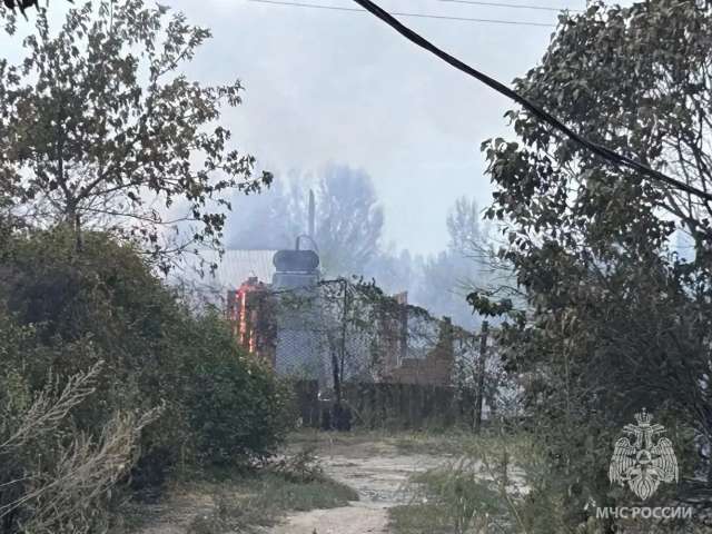 В Соль-Илецком округе огнеборцы тушат пожар в СНТ «Заря». Открытое горение ликвидировано