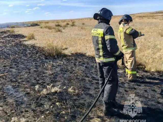 В Гайском округе спасатели борются с ландшафтным пожаром