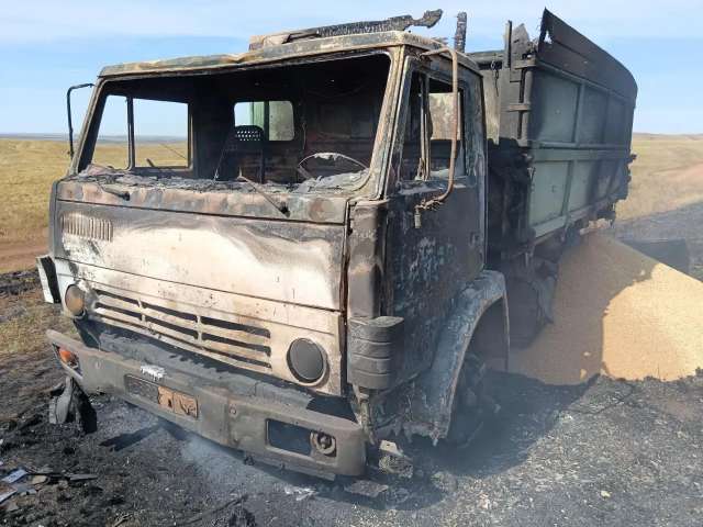 В Переволоцком районе загорелся грузовик с зерном 