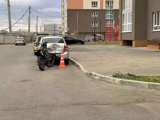 В Оренбурге подросток на мотоцикле протаранил припаркованную машину