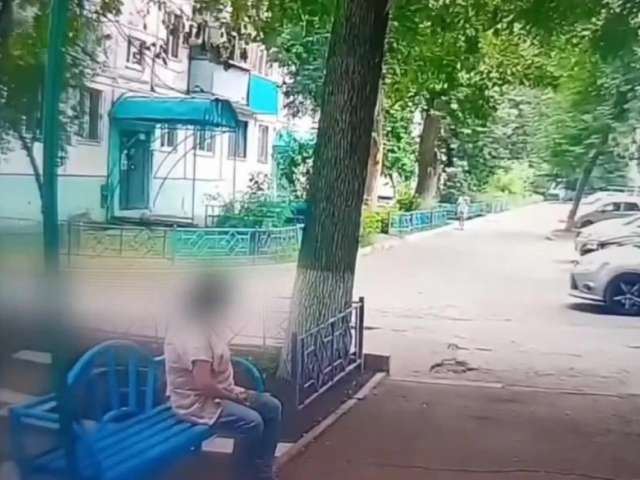 Не удержалась: в Оренбурге женщина похитила сумку, забытую соседкой у подъезда