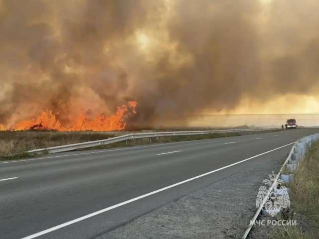 В Гайском округе спасатели борются с двумя ландшафтными пожарами