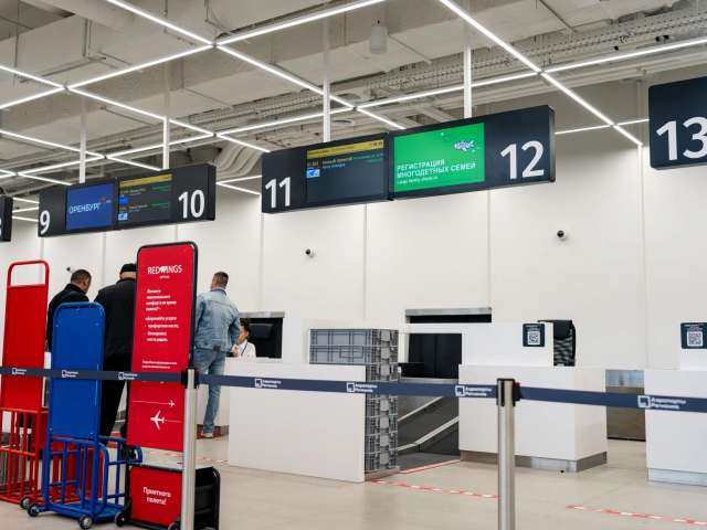 В аэропорту Оренбурга многодетные семьи теперь регистрируются на отдельной стойке