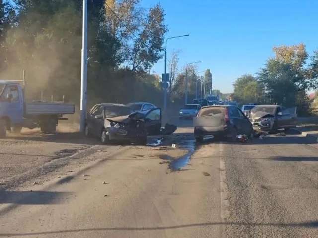 В Оренбурге столкнулись три «Лады», пострадали два водителя