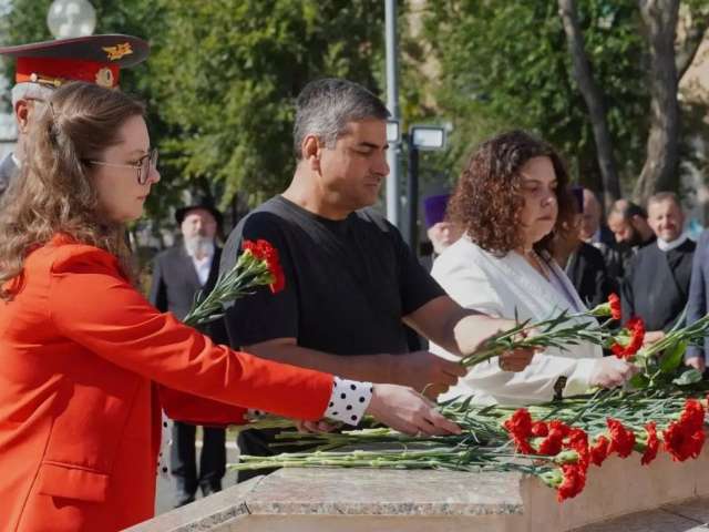 В День солидарности в борьбе с терроризмом в Оренбурге возложили цветы к мемориалу