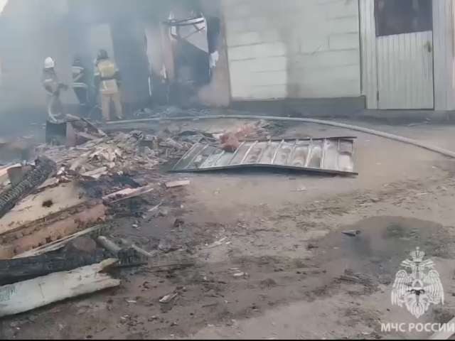 В Кваркенском районе пожар перекинулся на два дома, эвакуированы 42 человека
