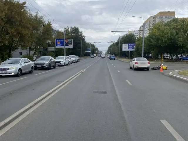 В Оренбурге легковушка столкнулась с электровелосипедом: пострадала девушка