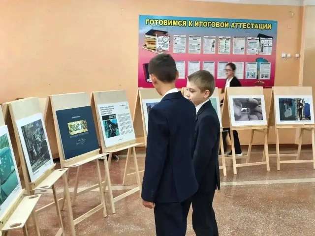 В Оренбургской школе показали снимки военкора, сделанные на Донбассе в 2022 году