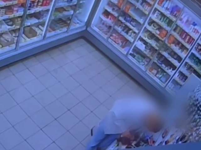 В Оренбурге мужчина похитил продукты из магазина, применив силу к сотруднику