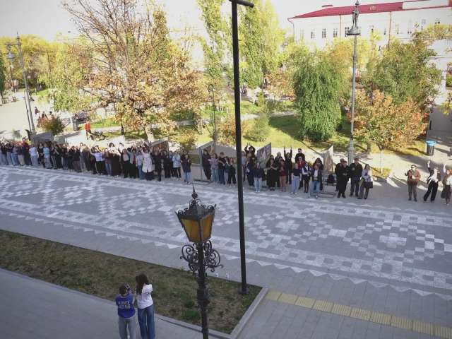  В Оренбурге «соткали» платок из 200 мелков: как молодежь переосмыслила народный промысел