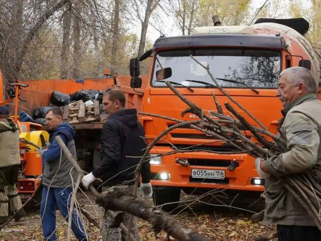  В Оренбурге наводят чистоту в преддверии зимы