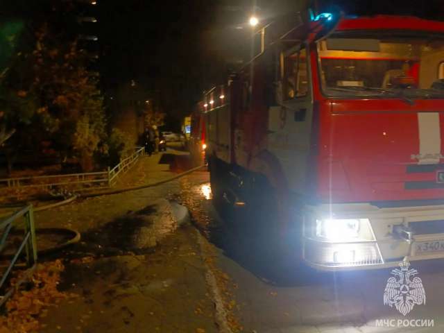  В Орске огнеборцы спасли от огня троих человек