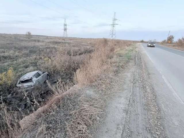 Оренбурженка не справилась с управлением на опасном повороте и слетела в кювет. Пострадал ребенок