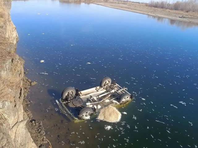 В Кваркенском районе «Нива» слетела в Урал. Водитель погиб