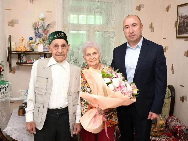 Замглавы Оренбурга Руслан Магомедов посетил ветерана Хабибуллу Байтеева в День пожилых людей