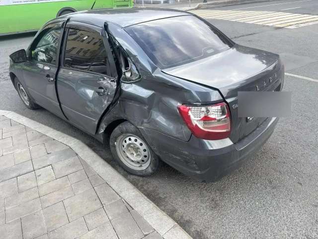 В Оренбурге «Лада» врезалась в автобус, пострадала пожилая пассажирка