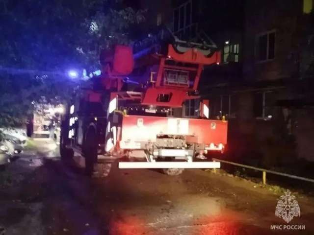 В Бузулуке пожарные вывели из горящей многоэтажки трёх человек