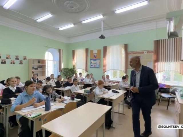 Более 27 тысяч наставников: губернатор Евгений Солнцев поздравил оренбургских педагогов с Днём учителя