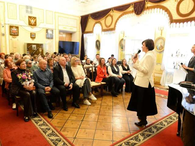 В Оренбурге открылась выставка «Сто образов профессии», посвященная труду педагогам