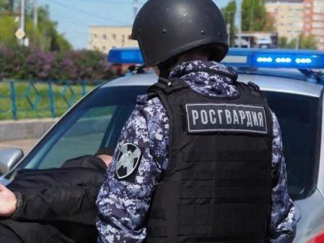 В Саракташе 17‑летний юноша крушил дом топором. Его остановили росгвардейцы
