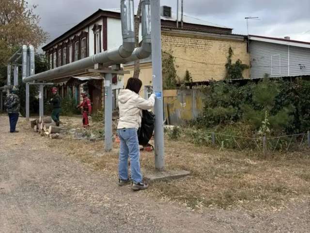 Оренбуржцы вышли на осенний субботник и привели в порядок городские территории