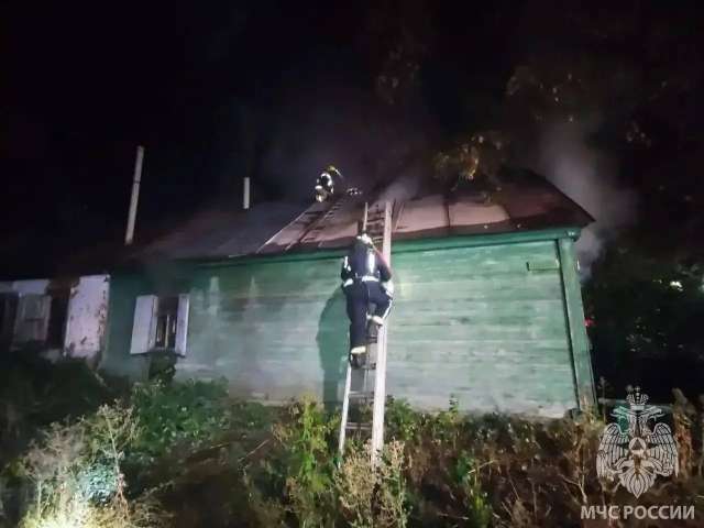 В Оренбурге ночью загорелся жилой дом, погиб мужчина