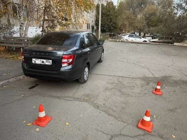 Сбил задним ходом: в Орске пенсионерка попала под колеса автомобиля