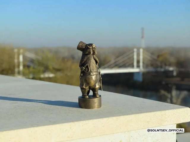 На набережной Урала в Оренбурге установили бронзового байбака-казака